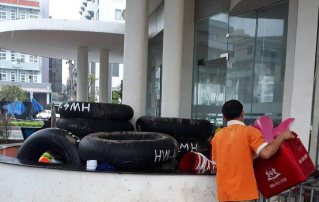 Các hàng quán ven biển thu dọn khẩn trương.