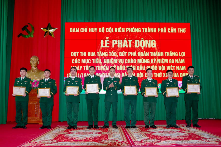 Các tập thể và cá nhân có thành tích tiêu biểu trong thực hiện nhiệm vụ diễn tập khu vực phòng thủ năm 2025