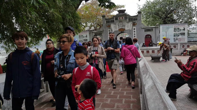 Phố phường Hà Nội chiều ngày đầu năm thoáng đãng lạ thường