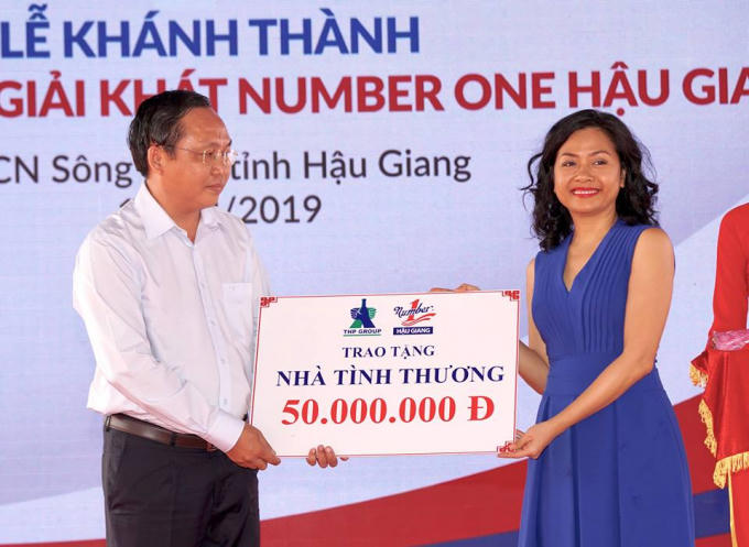 B&agrave; Trần Uy&ecirc;n Phương, Ph&oacute; Tổng Gi&aacute;m đốc Tập đo&agrave;n T&acirc;n Hiệp Ph&aacute;t trao tặng 01 căn nh&agrave; t&igrave;nh thương cho&nbsp;&Ocirc;ng L&ecirc; C&ocirc;ng L&yacute; - B&iacute; Thư Huyện Ủy Ch&acirc;u Th&agrave;nh đại diện người d&acirc;n địa phương.