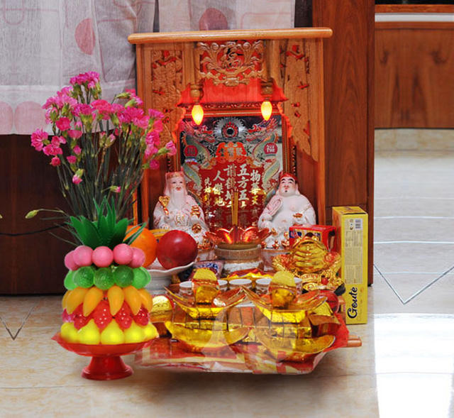 Bàn thờ Thần Tài được lập ở những góc nhà chứ không phải nơi cao ráo như bàn thờ Tổ tiên, Thổ Công hay Thánh Sư. Ảnh minh họa.