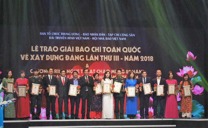 Nhóm tác giả đoạt giải C