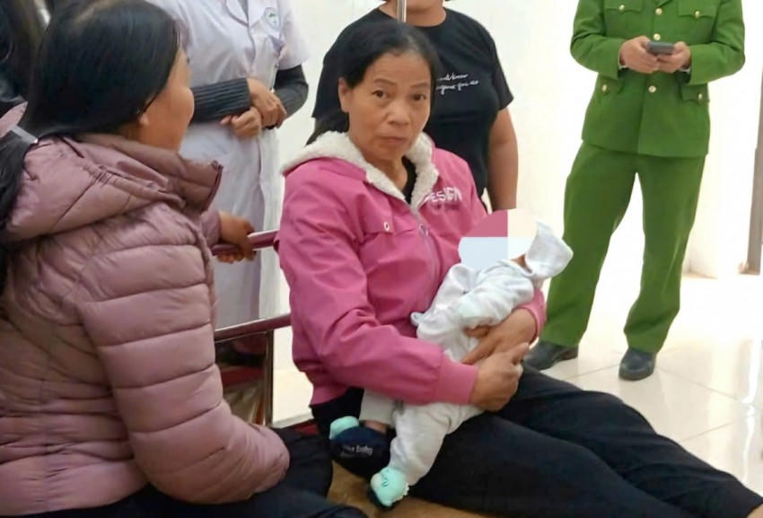 Bé gái được các y bác sĩ và người dân chăm sóc. (Ảnh: Công an xã Thác Bà).