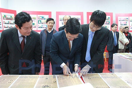 Các cán bộ lãnh đạo Ban, Bộ, ngành cùng thăm các gian báo. Ảnh: Loan Bảo.