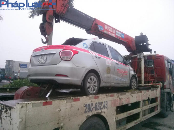 Chiếc xe taxi bị biến dạng.