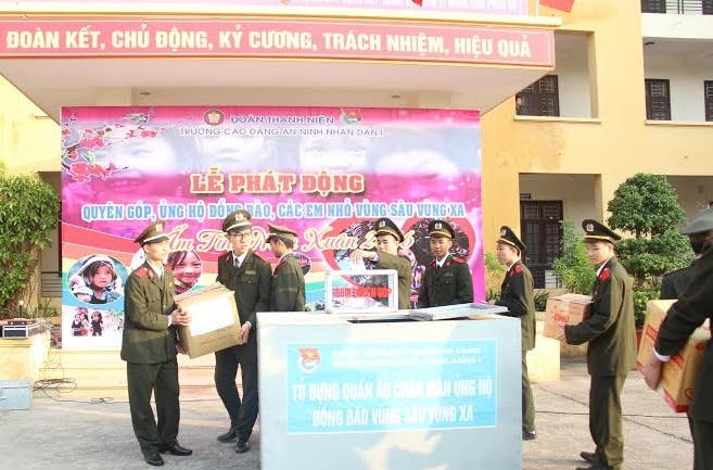 Chương trình từ thiện được cán bộ, học viên nhà trường hưởng ứng rất nhiệt tình.