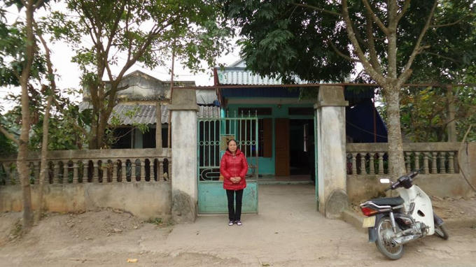 Bà Quách Thị Bẩy con gái cụ Bóng đứng trên diện tích đất nơi đang xảy ra tranh chấp.