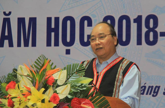 Thủ tướng ghi nhận những nỗ lực của thầy và trò trong việc sửa chữa trường lớp sau khi sạt lở.