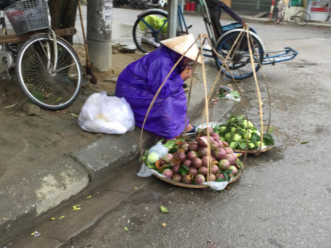 Người phụ nữ với bữa ăn vội vả (Ảnh: Vân Anh)