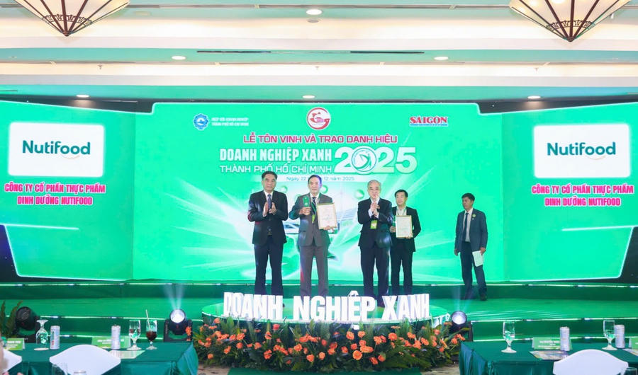 Đại diện Nutifood nhận danh hiệu Doanh nghiệp xanh TP HCM năm 2025.