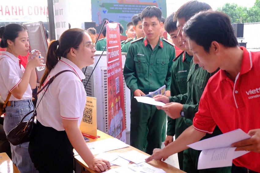 Các thanh niên đang tìm hiểu việc làm tại ngày hội.
