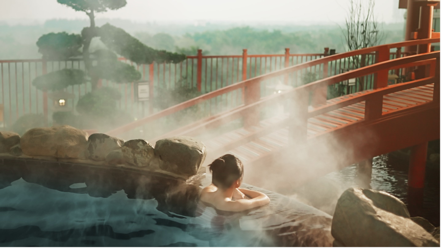 Thư giãn tại tổ hợp khoáng nóng Mori Onsen & Spa.