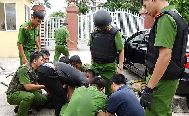 Lực lượng Công an Quảng Bình khống chế đối tượng. Ảnh: CAQB