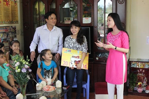 Quế Tr&acirc;n xinh tươi đi tặng qu&agrave; ng&agrave;y Tết