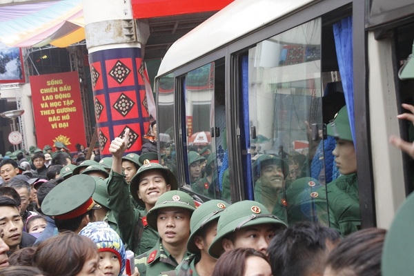 Bên cạnh những giọt nước mắt vần có những nụ cười của những người lính tình nguyện theo tiếng gọi của Tổ quốc.