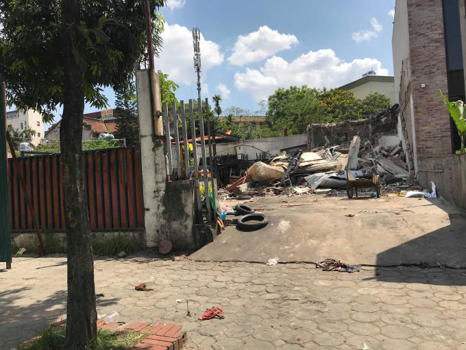 Một công trình vi phạm bị phá dỡ, trong đó có nhiều nhà hàng, quán nhậu sang trọng hoạt động nhiều năm nay.