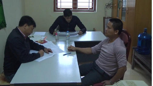 Đối tượng Bùi Kim Hiền ở cơ quan công an. (Ảnh: Đài Phát thanh và truyền hình Hưng Yên)