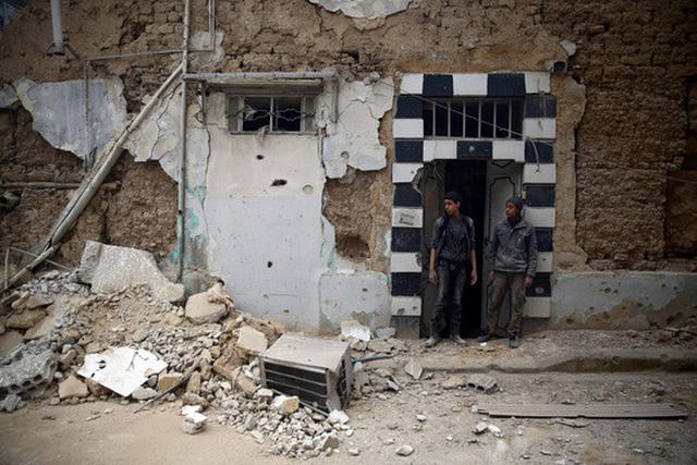 Người dân ở thị trấn Douma, Đông Ghouta ở Damascus đã bị vây hãm nhiều tháng nay. Ảnh: REUTERS