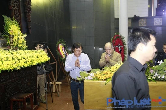 Đạo diễn Trong Trinh đến nhìn di ảnh người em thân thiết của mình trước khi về với đất mẹ.