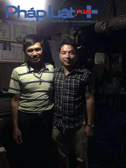 Anh Nam ( b&ecirc;n phải) vui mừng khi nhận lại chiếc v&iacute; đ&atilde; đ&aacute;nh rơi.