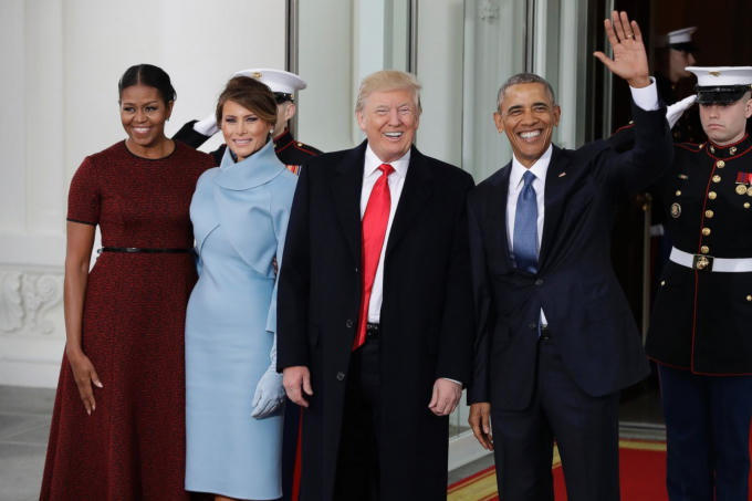Tổng thống Barack Obama và đệ nhất phu nhân Michelle Obama chào đón Tổng thống đắc cử Donald Trump và vợ Melania Trump tại Nhà Trắng. (Ảnh: ABCNews)