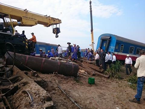 Hiện trường vụ va chạm giữa tàu hỏa và xe tải khiến 3 người tử vong.