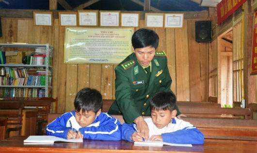 Hai em Vi Văn Thắng và Hà Văn Tuất giờ là “chiến sĩ tí hon” Đồn BP Tam Chung.