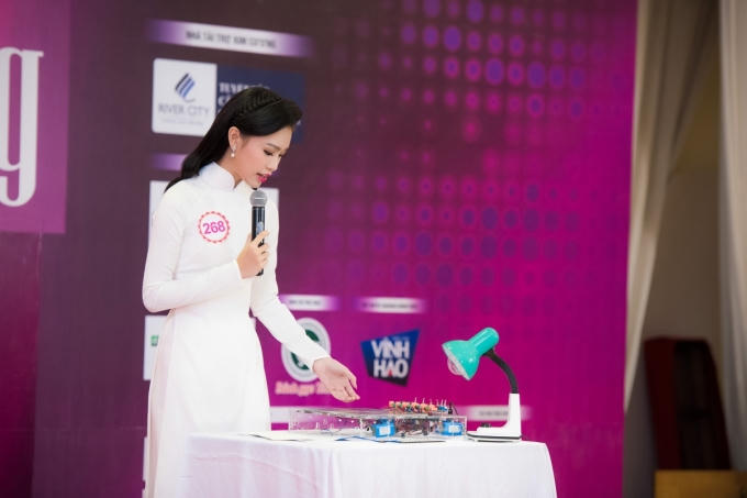 Phùng Bảo Ngọc Vân (SBD 268) thuyết trình về sản phẩm khoa học giúp tăng năng suất của pin năng lượng mặt trời.