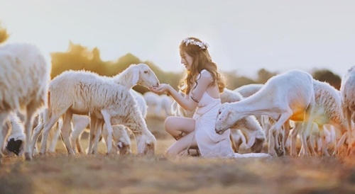 Elly Trần khoe vẻ đẹp nữ thần sau khi sinh con lần 2