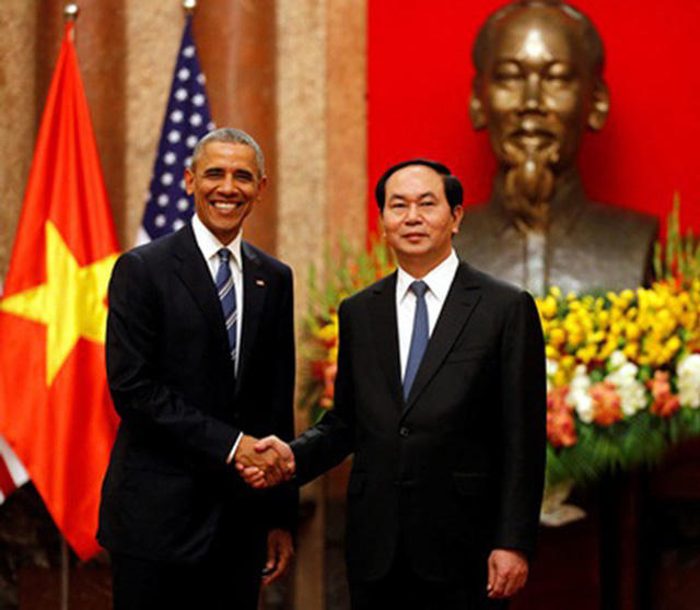 Ngày 23/5/2016, nhận lời của Chủ tịch nước Trần Đại Quang, Tổng thống Mỹ Barack Obama đã có chuyến thăm chính thức tới Việt Nam. Tại Hà Nội, người đứng đầu nước Mỹ khi đó nhấn mạnh: “Chúng ta đến đây, như một biểu tượng của mối quan hệ được đẩy mạnh trong vài thập kỷ qua.” (ảnh: Reuters).