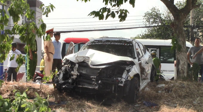 Xe ô tô nhãn hiệu Civic bị hư hỏng nặng sau va chạm (Ảnh: Hà Bắc)