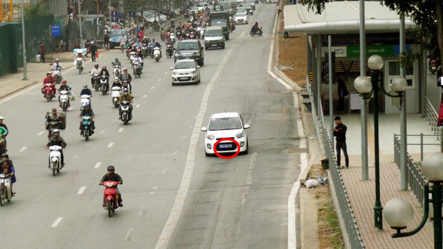 “Chỉ những trường hợp quy định tại Điều 22 khoản 2 Luật giao thông đường bộ 2008 và được hướng dẫn cụ thể tại Nghị định số 109/2009/NĐ-CP mới được đi vào làn đường của BRT. Nếu là xe biển xanh, biển đỏ nhưng không thuộc các trường hợp này thì vẫn bị xử lý vi phạm hành chính bình thường theo Nghị định 46/2016/NĐ-CP.” - luật sư Trương Anh Tú nhấn mạnh.