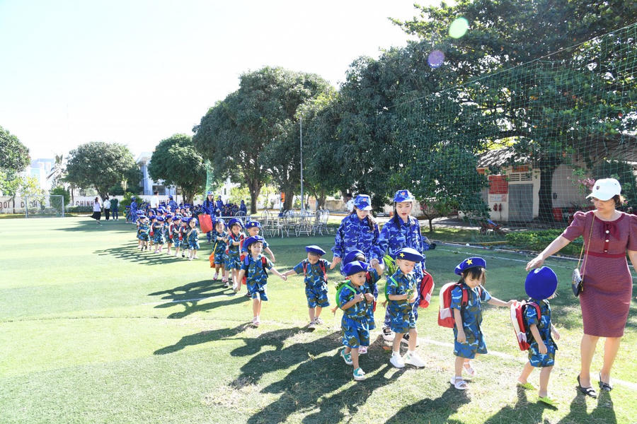 Hải đội 401 tổ chức cho các cháu học sinh và cô giáo Trường mầm non thăm quan đơn vị