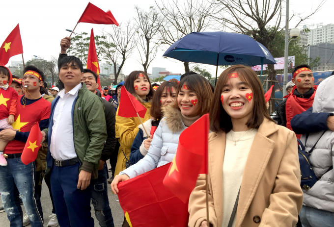 Những nụ cười xuất hiện trên khuôn mặt của người hâm mộ khi thấy các tuyển thủ vẫy chào.