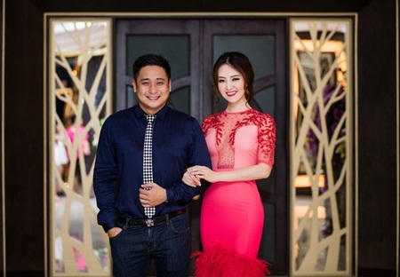 Trên ghế nóng, Thuỵ Vân đã có dịp hội ngộ với diễn viên Minh Tiệp. Cả hai khá thân thiết vì từng nhiều lần làm việc chung trong các chương trình. Khi di chuyển về vị trí ghế giám khảo, Minh Tiệp còn tỏ ra galant nâng váy giúp cho người đẹp.