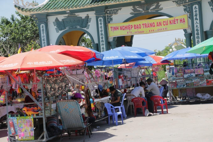 Bạc Liêu: Cần chấn chỉnh cảnh lộn xộn trước khu Quan âm Phật đài