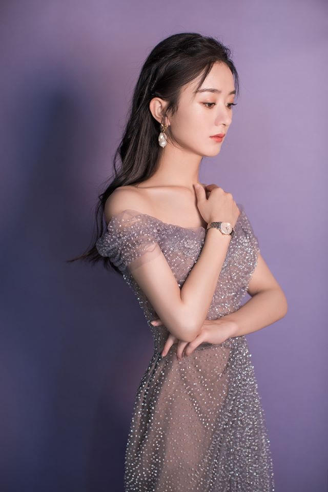 Sự thay đổi phong cách thời trang và thần thái của Triệu Lệ Dĩnh sau khi sinh con trai khiến fan ngưỡng mộ. 