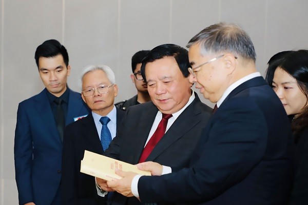 Các đại biểu tham quan trưng bày sách và ảnh nhân dịp kỷ niệm lần thứ 20 Hội thảo Lý luận giữa hai Đảng.