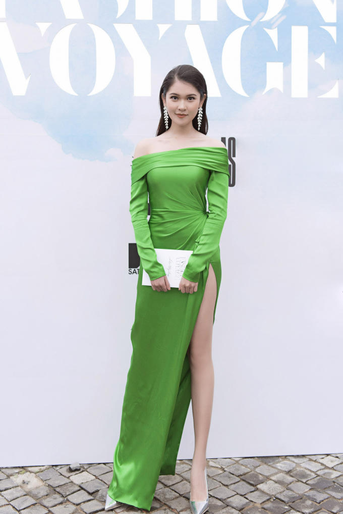 &Aacute; hậu Th&ugrave;y Dung thay đổi phong c&aacute;ch gợi cảm hơn với chiếc đầm khoe vai trần v&agrave; đường xẻ đ&ugrave;i cao bất tận.&nbsp;