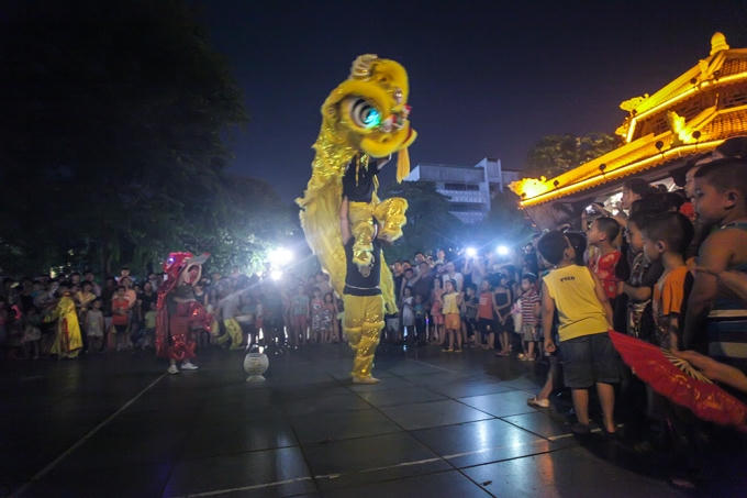 Những phần trình diễn múa lân được các nhóm biểu diễn phục vụ các em nhỏ quanh hồ Hoàn Kiếm.