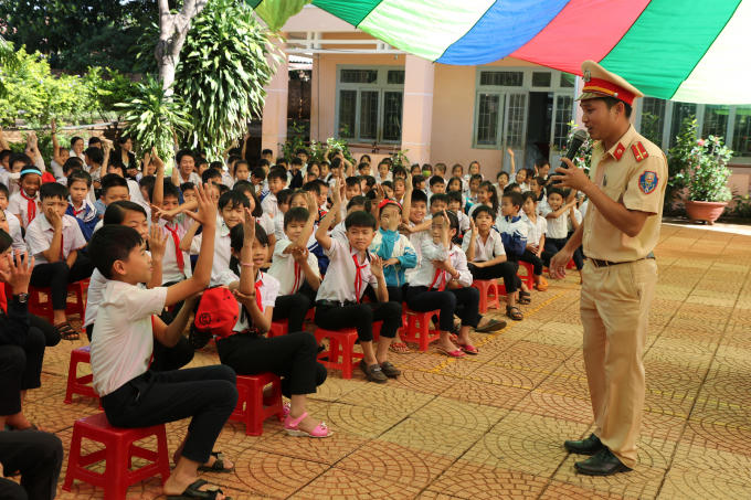 Các em học sinh hào hứng tham gia.