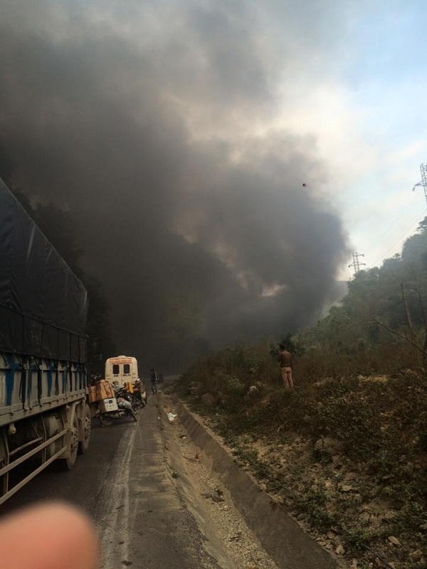Cột khói nghi ngút bốc nên từ vụ tai nạn. Nguồn: Otofun.
