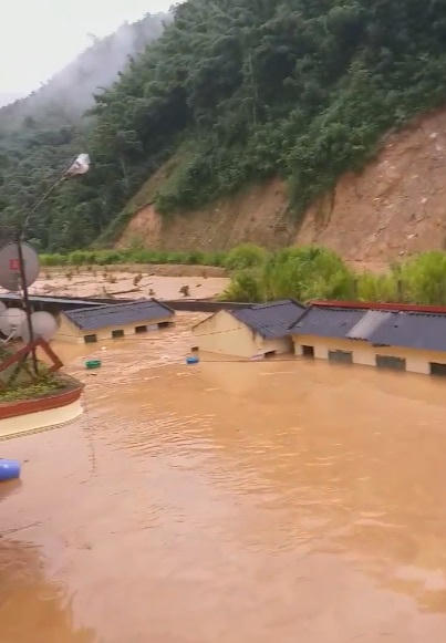 Nước lũ đổ về rất nhanh, ph&uacute;t chốc gần như nhấn ch&igrave;m cả tầng 1 của ng&ocirc;i trường. (Ảnh cắt từ clip)