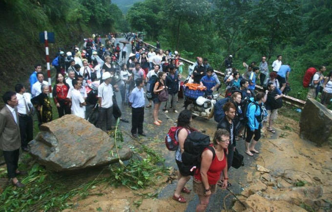 Tạm thời cấm các phương tiện giao thông từ TP Lào Cai - Sa Pa để thông tuyến.