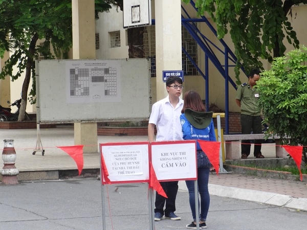 Một thí sinh khác, mang theo ví vào phòng thi. Em đã vội vàng chạy xuống điểm tiếp nước để gửi ví.