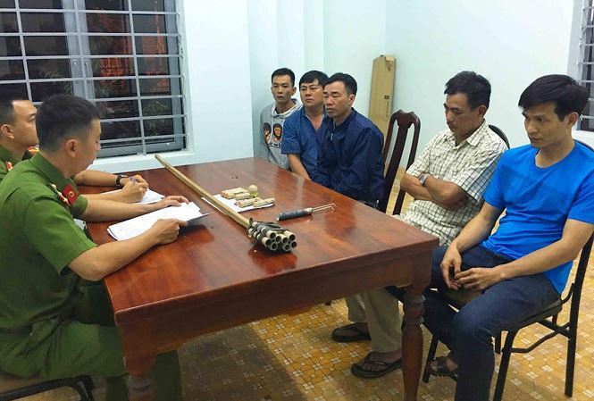 Năm người đốt pháo đêm giao thừa bị công an phát hiện, xử lý.