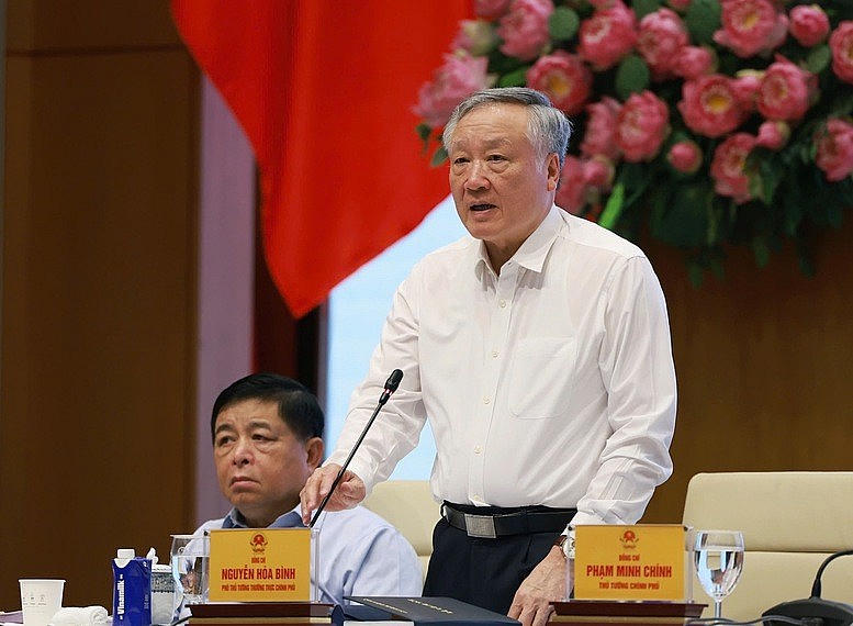 Phó Thủ tướng thường trực Chính phủ Nguyễn Hoà Bình phát biểu tại phiên họp.