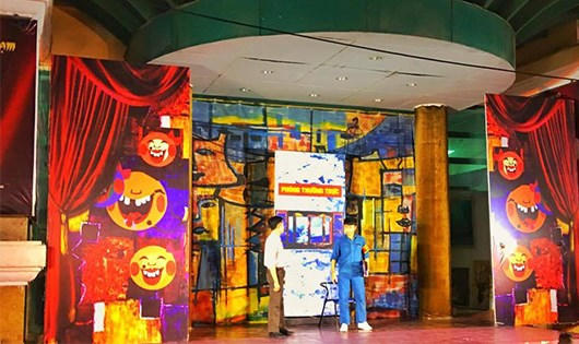 Một tiểu phẩm được những diễn viên trẻ thuộc Nhà hát kịch Hà Nội trình diễn trước cửa Rạp công nhân thu hút khá nhiều người theo dõi.