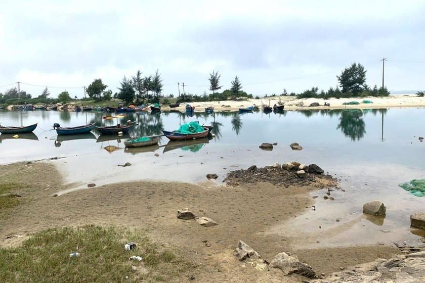 Cửa biển Lạch Giang bị bồi lấp nghiêm trọng khiến tàu thuyền ra vào gặp nhiều khó khăn. (Ảnh: Thùy Nhung)