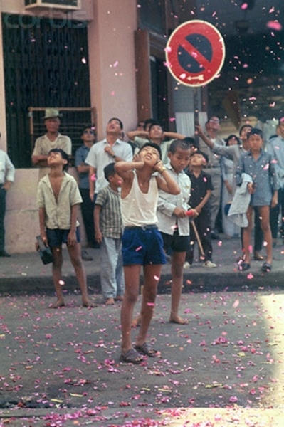 Màn bắn pháo hoa luôn thu hút được sự chú ý của đông đảo người lớn, nhất là lũ trẻ con thời đó. Ảnh: internet.